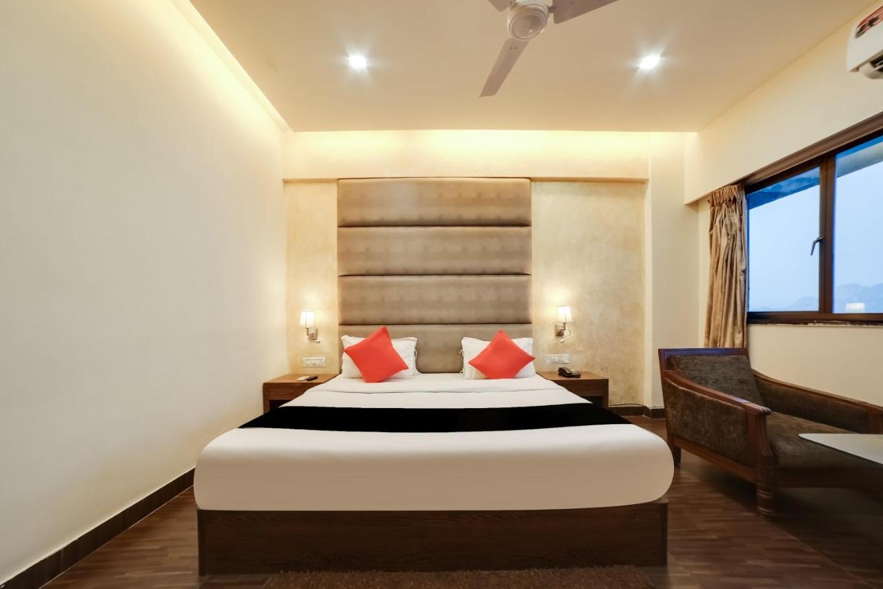 Capital O 61351 Waii International Hotel Bhalukpung Exterior photo