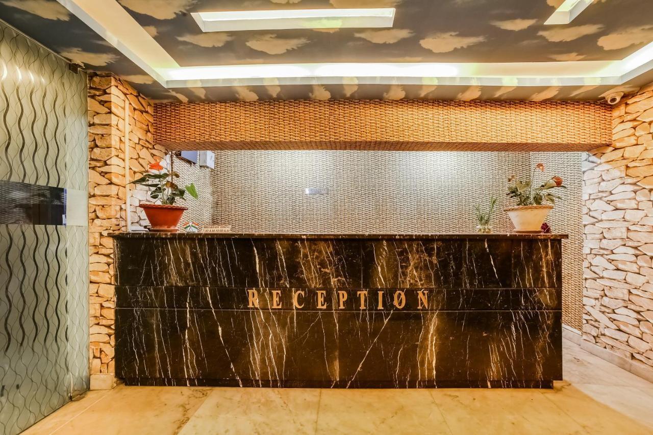 Capital O 61351 Waii International Hotel Bhalukpung Exterior photo