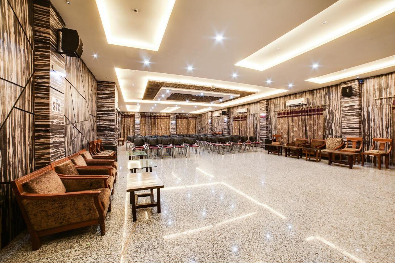 Capital O 61351 Waii International Hotel Bhalukpung Exterior photo